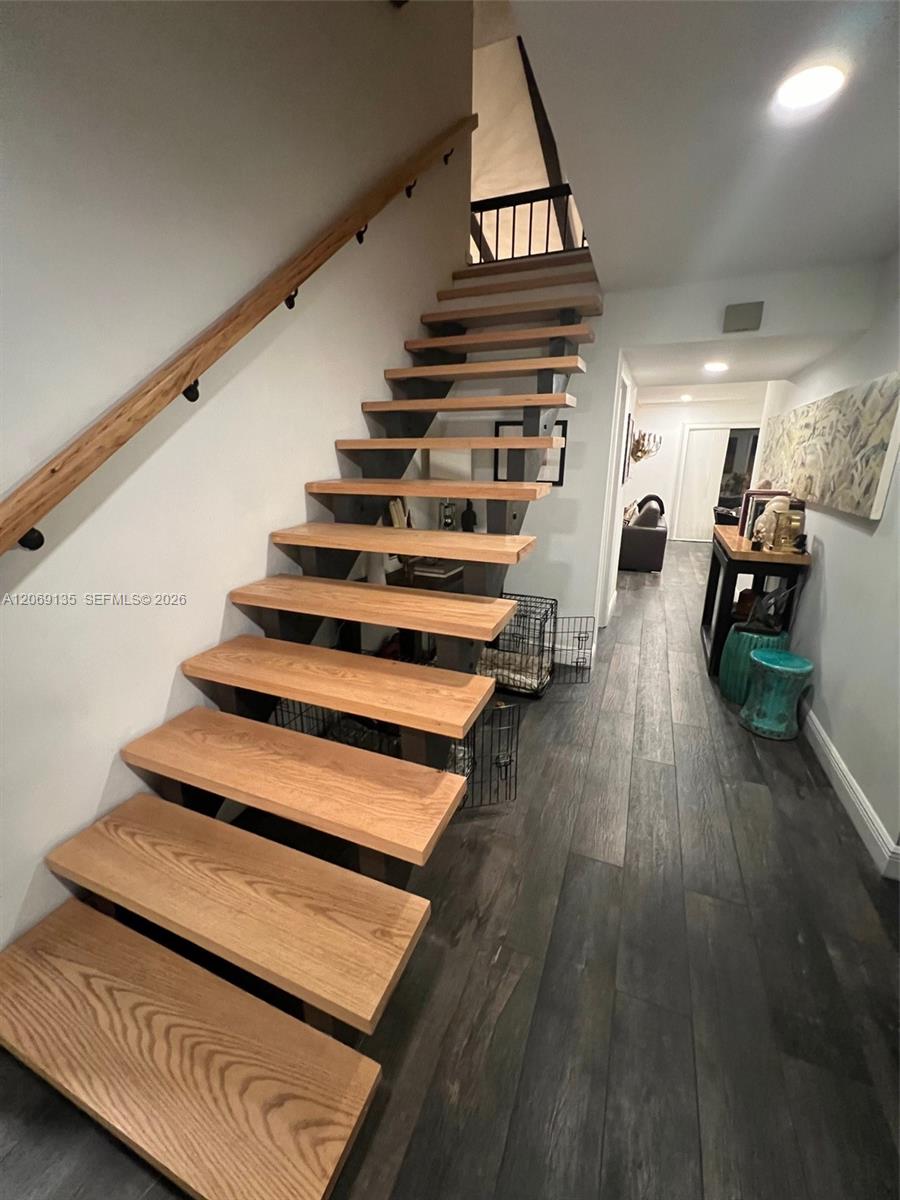 806 St Andrews Road, Unit 13 Hollywood, FL 33021 - Photo 14 of 37 Floating staircase