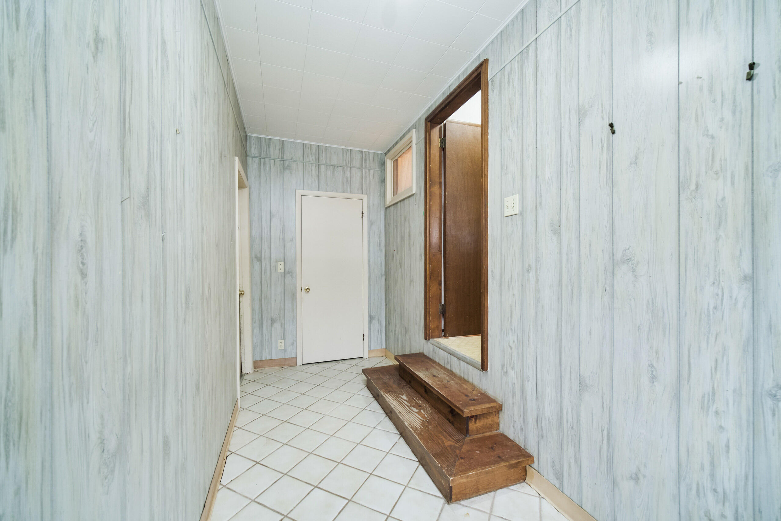 302 Condon Road Manistee, MI 49660 - Photo 25 of 56 Mud room w/pantry at end