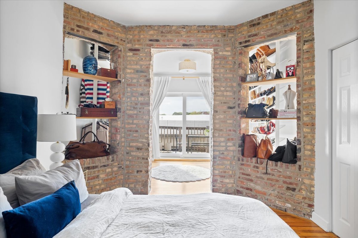 5706 North Winthrop Avenue, Unit 3S Chicago, IL 60660 - Photo 17 of 27 a living room with furniture and a floor to ceiling window