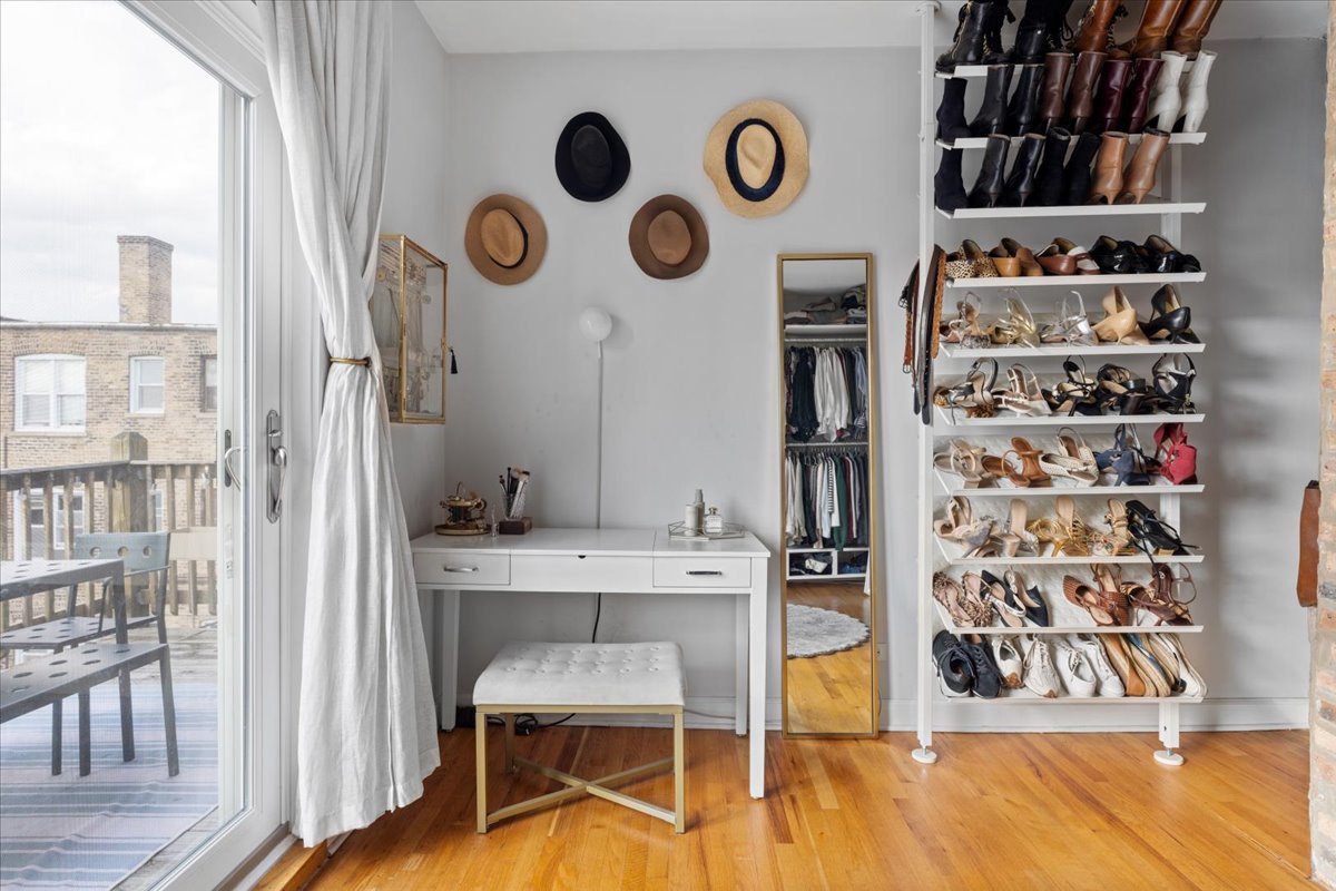 5706 North Winthrop Avenue, Unit 3S Chicago, IL 60660 - Photo 19 of 27 a view of table chair and window