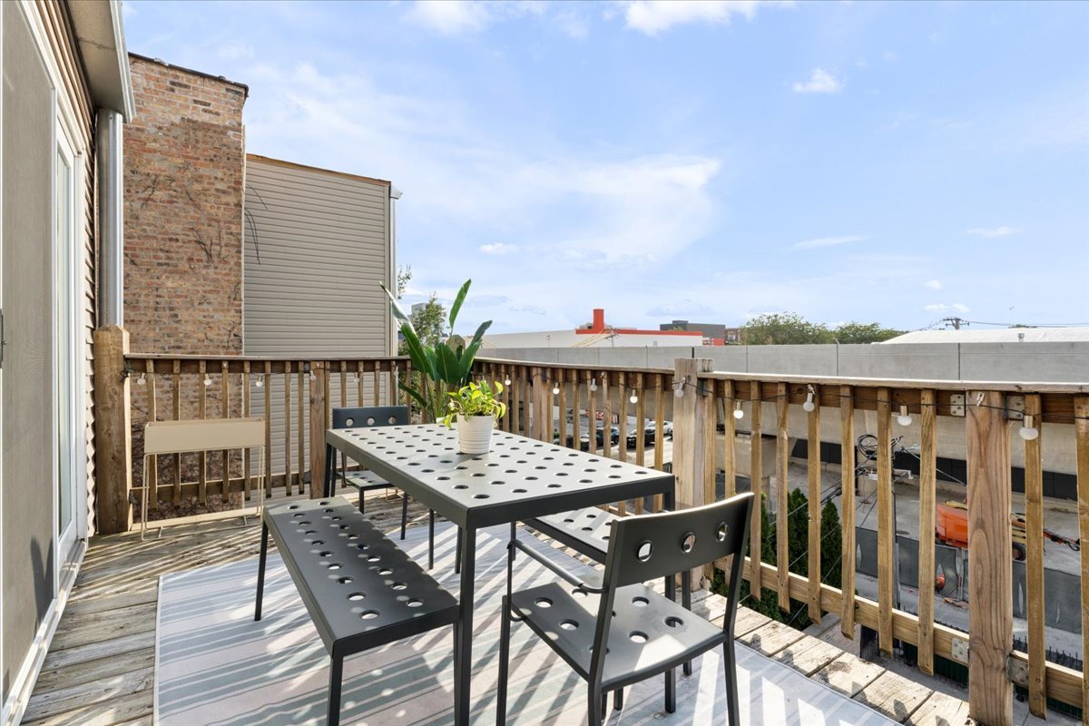 5706 North Winthrop Avenue, Unit 3S Chicago, IL 60660 - Photo 25 of 27 a balcony with table and chairs