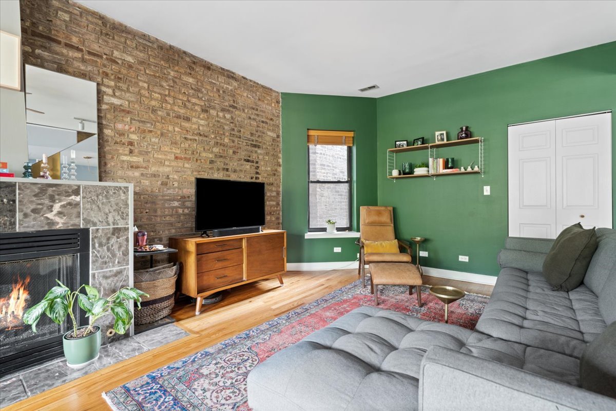 5706 North Winthrop Avenue, Unit 3S Chicago, IL 60660 - Photo 3 of 27 a living room with furniture and a fireplace