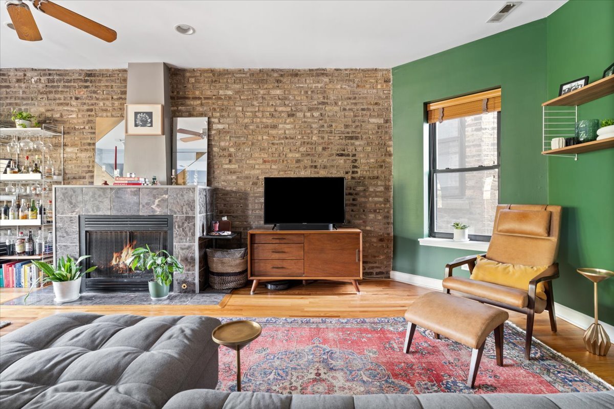 5706 North Winthrop Avenue, Unit 3S Chicago, IL 60660 - Photo 4 of 27 a living room with furniture and a fireplace