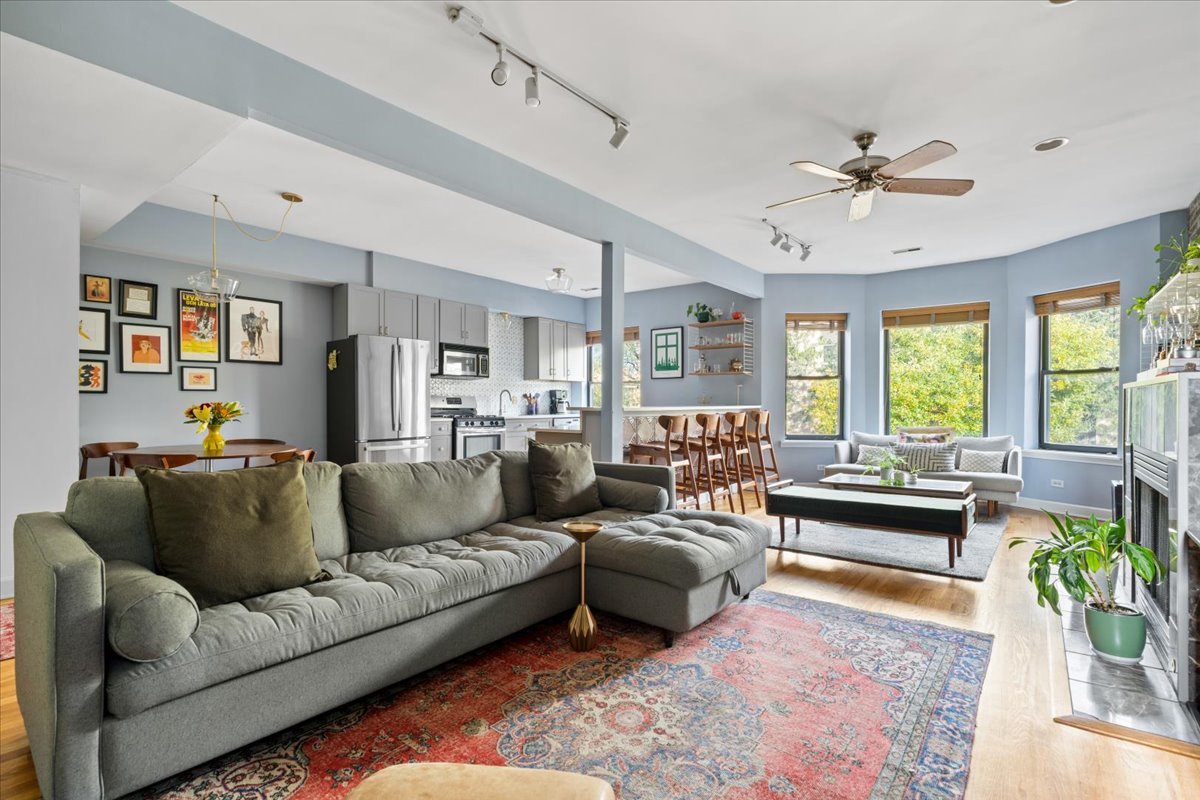 5706 North Winthrop Avenue, Unit 3S Chicago, IL 60660 - Photo 5 of 27 a living room with furniture and a large window