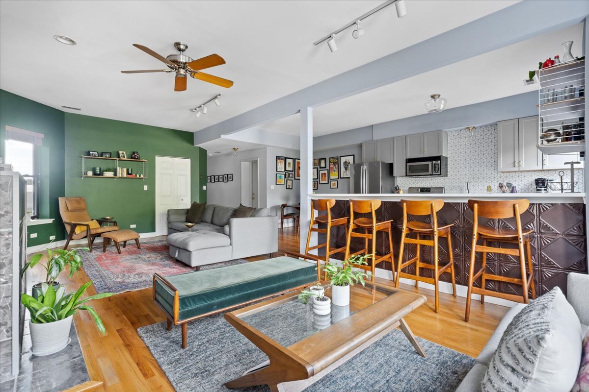 5706 North Winthrop Avenue, Unit 3S Chicago, IL 60660 - Photo 10 of 27 a living room with furniture kitchen view and a rug