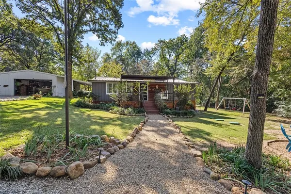 a view of a house with backyard