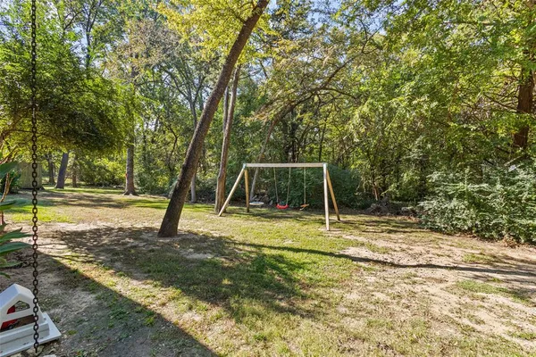 a view of a backyard