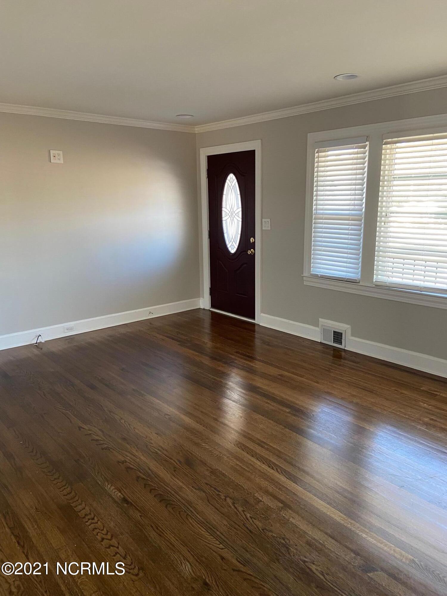 608 Richmond Road Rockingham, NC 28379 - Photo 14 of 19 Living Room