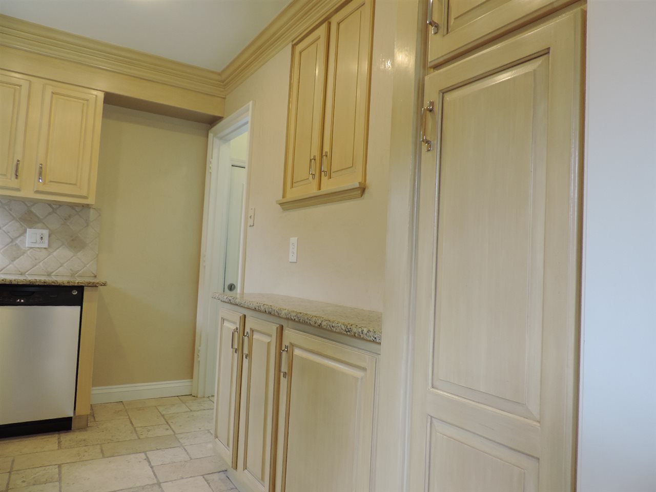 406 Normandy Road Royal Oak, MI 48073 - Photo 8 of 41 31359231-7.JPG