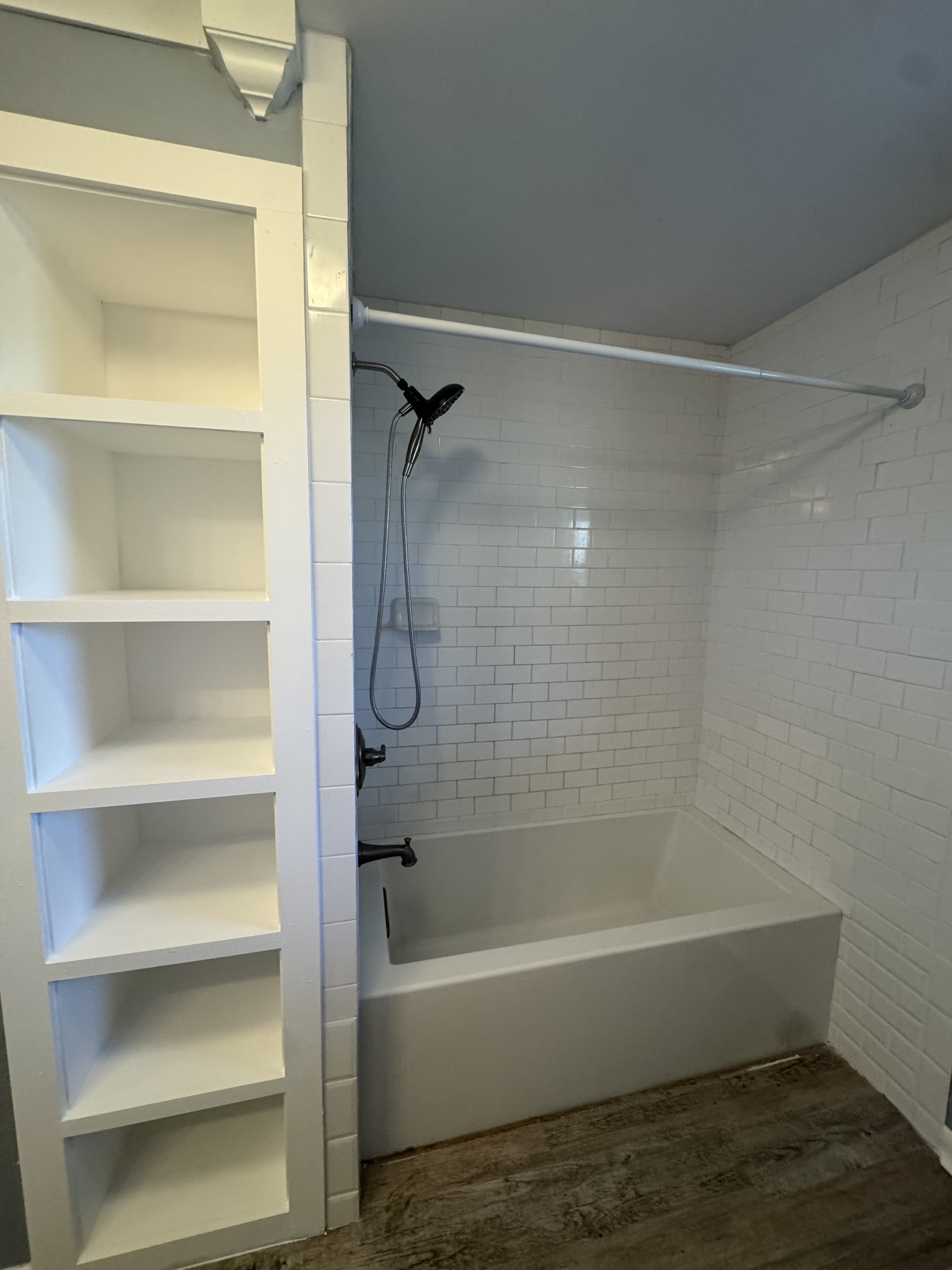 36 Hartsville Pike Carthage, TN 37030 - Photo 9 of 28 a bathroom with a bathtub and a shower