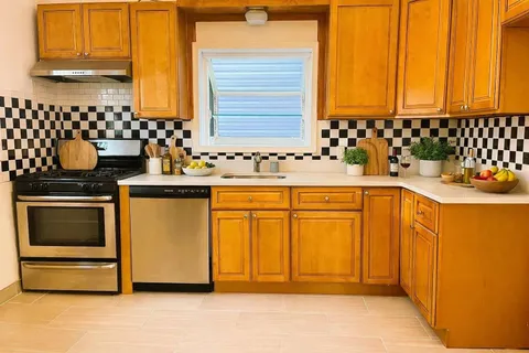 $2,600 | 304 Fulton Avenue, Unit 1, Jersey City, NJ 07305