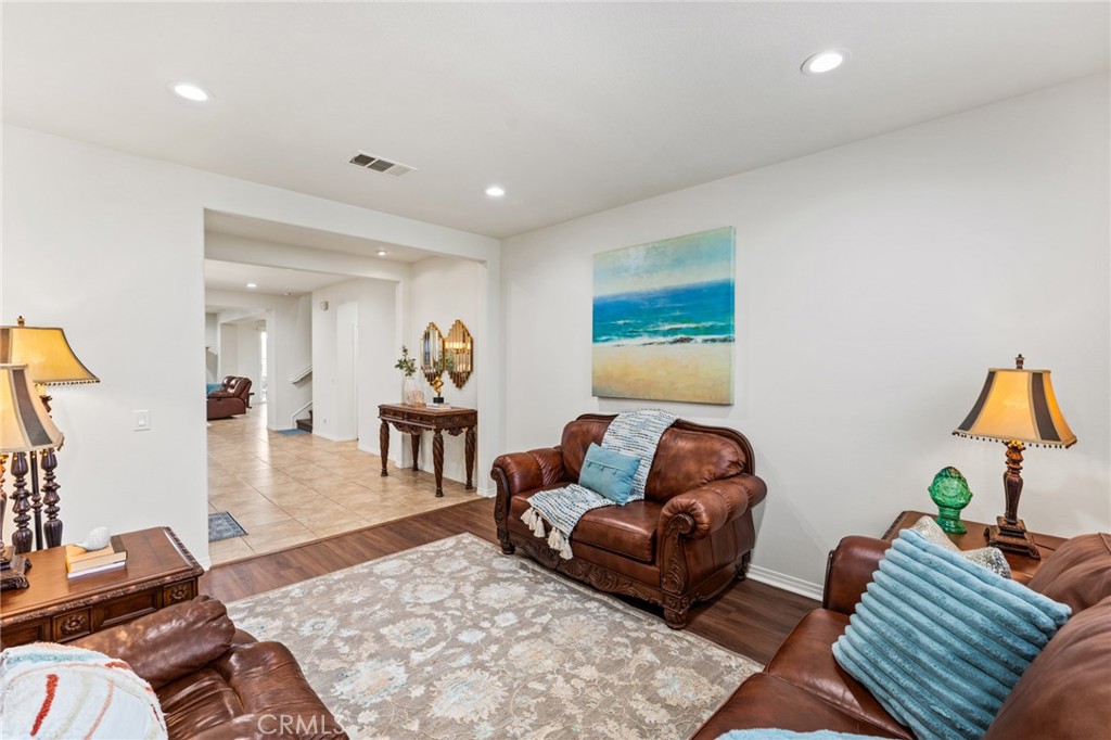 26607 Millhouse Drive Saugus, CA 91350 - Photo 5 of 68