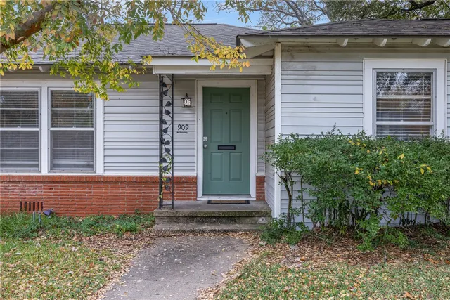 $369,900 | 909 Enfield Street, Bryan, TX 77802