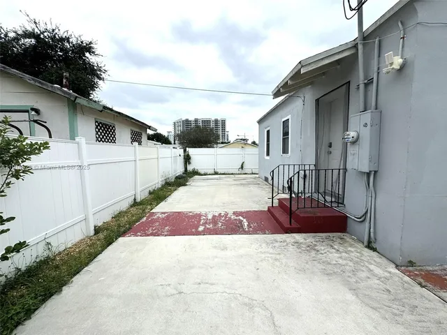a view of backyard of the house