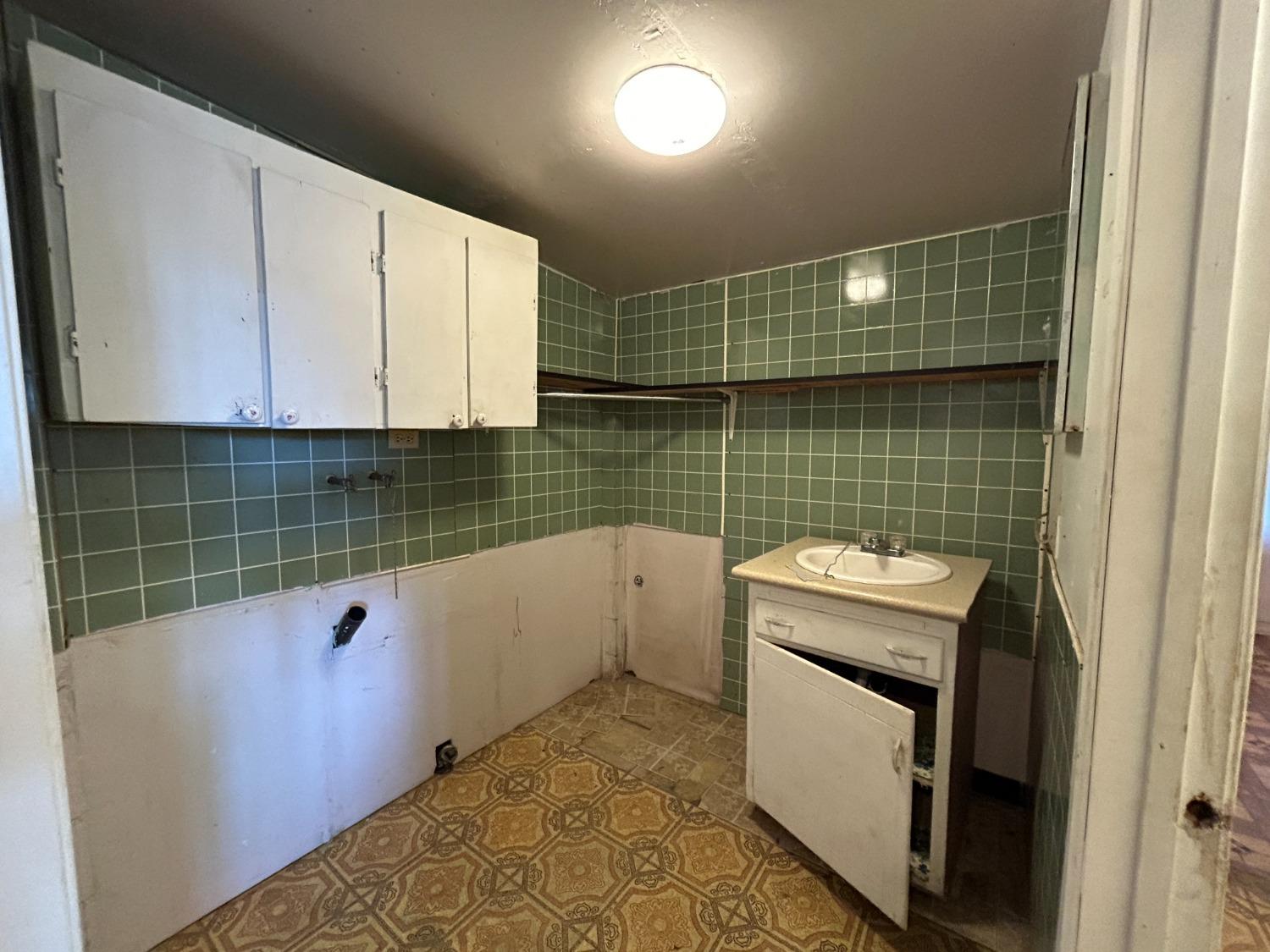 236 K Street Sanger, CA 93657 - Photo 16 of 23 a utility room with dryer and washer
