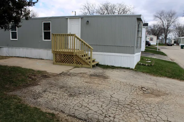 a view of entryway with a yard