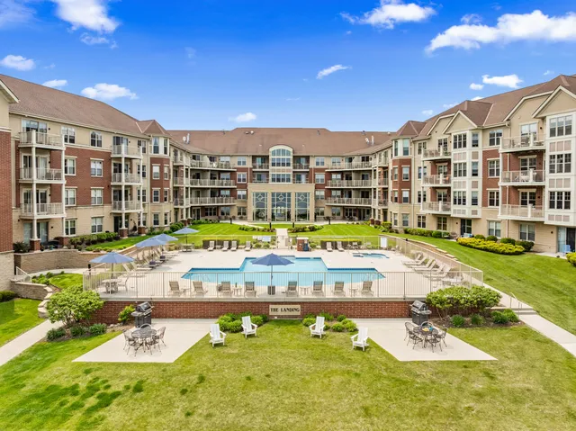 $800,000 | 4100 South Lake Drive, Unit 421, St. Francis, WI 53235