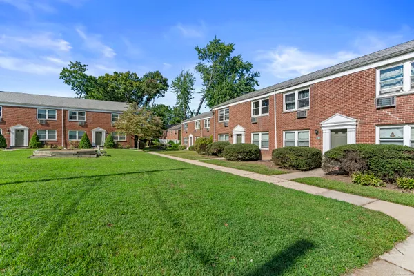 $1,989 | 321 Hamilton Court, Unit C, Stamford, CT 06902