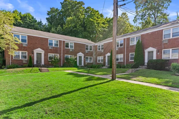 $1,989 | 321 Hamilton Court, Unit C, Stamford, CT 06902