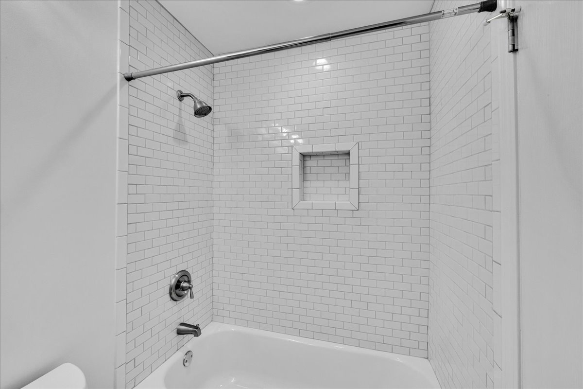 1049 Oswego Road Naperville, IL 60540 - Photo 16 of 27