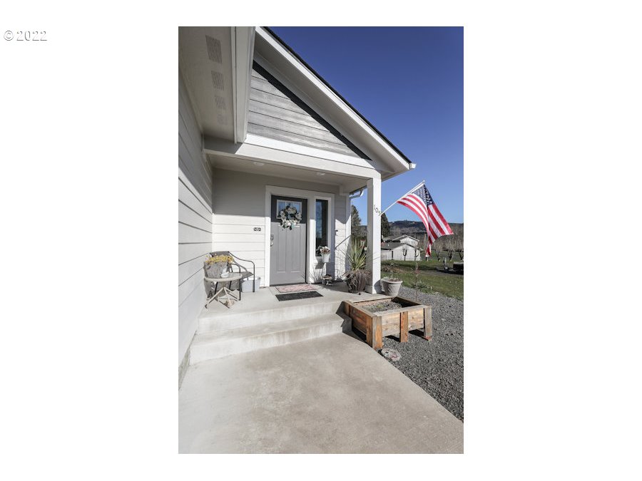 105 Cook Ferry Road Castle Rock, WA 98611 - Photo 2 of 24 Gallery Image 2