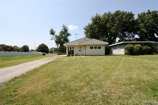 $139,000 | 1365 St Jean Street, Florissant, MO 63031