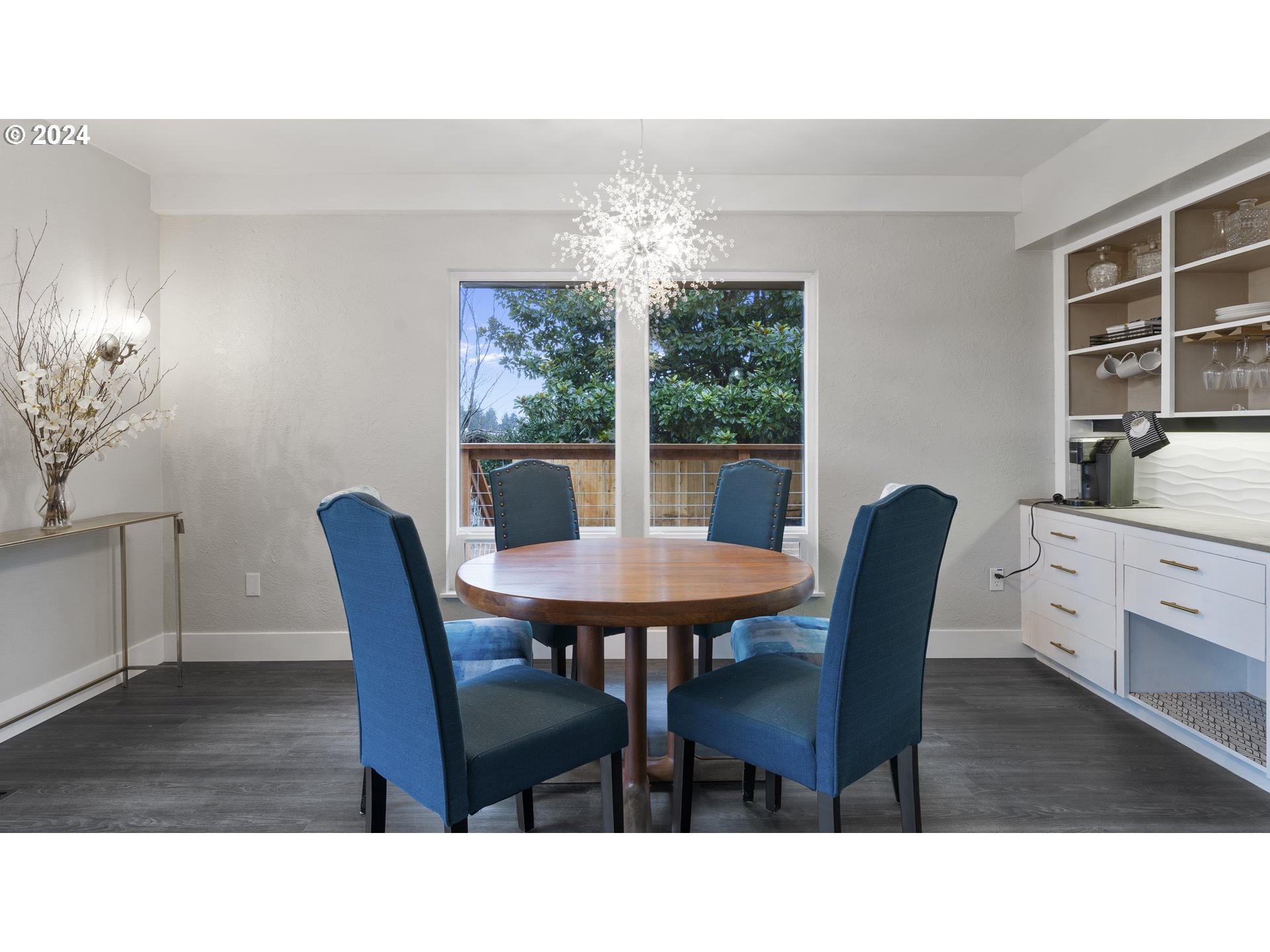 1160 North 10th Street Coos Bay, OR 97420 - Photo 14 of 42 a dining room with furniture and window