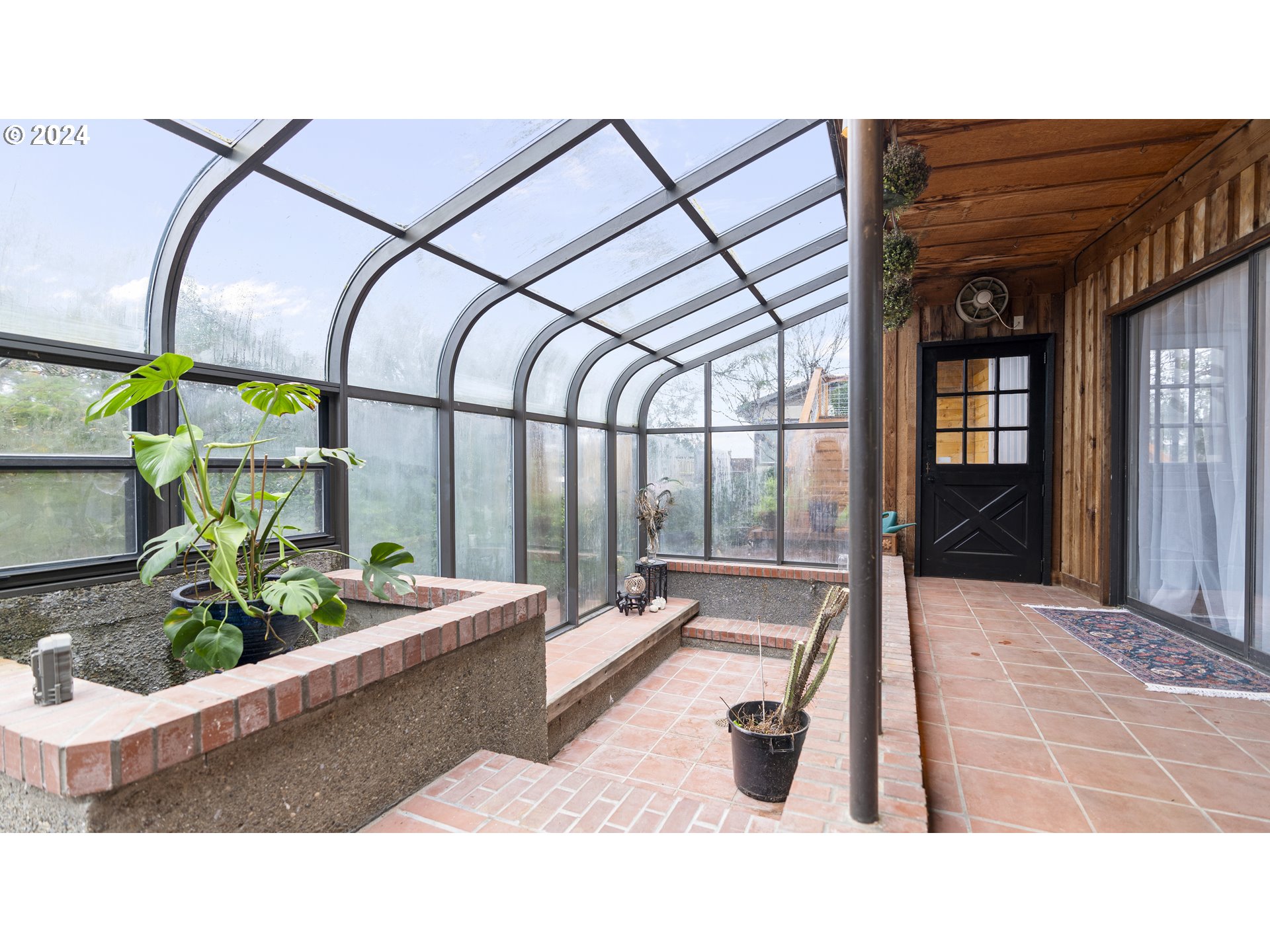 1160 North 10th Street Coos Bay, OR 97420 - Photo 16 of 42 a room with lots of white furniture and a potted plant