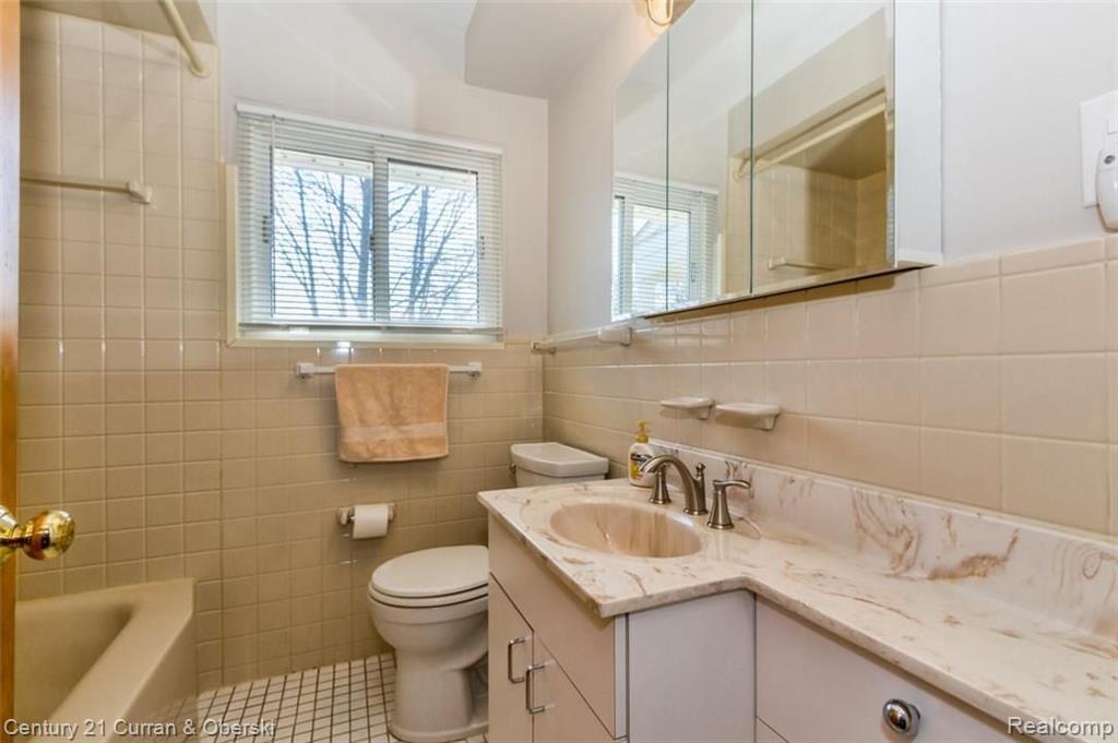 28451 Bayberry Road Farmington Hills, MI 48331 - Photo 5 of 18