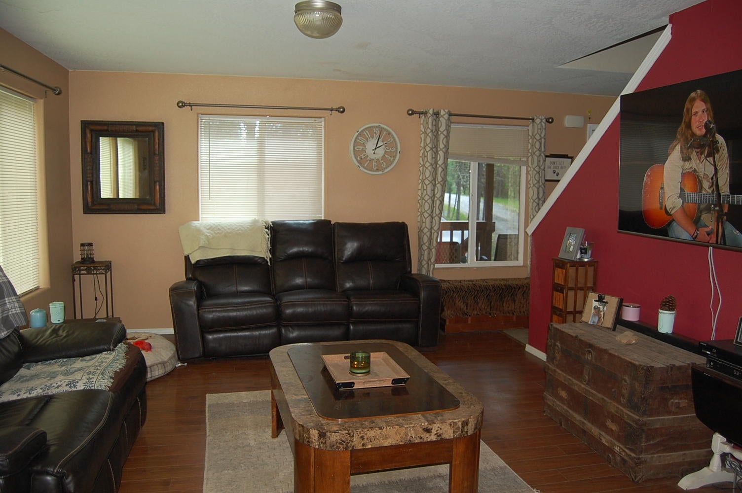 2088 Robinson Road Grants Pass, OR 97527 - Photo 3 of 24 Living Room2