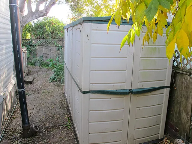 a view of a backyard