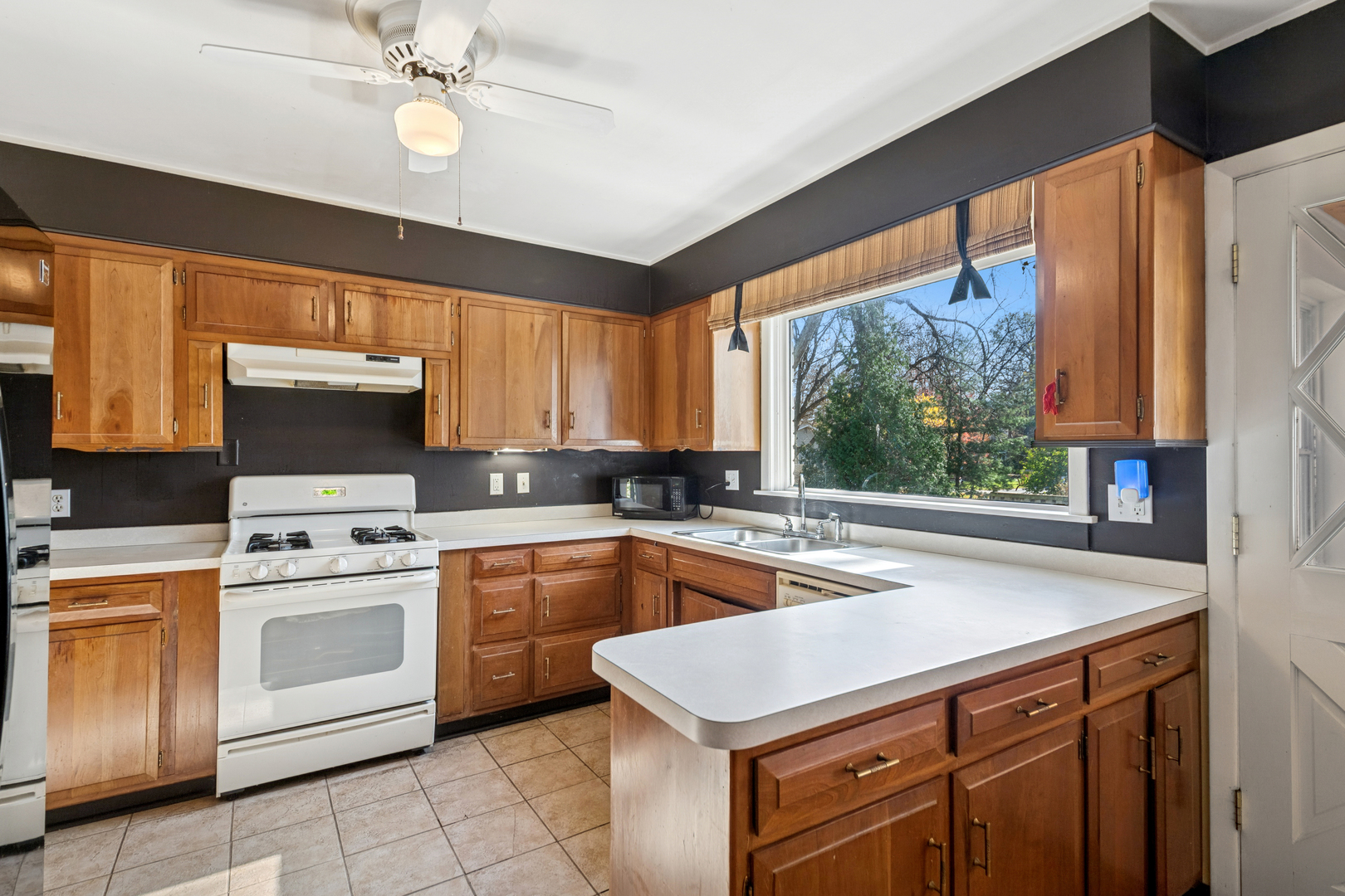 532 Shabbona Trail Batavia, IL 60510 - Photo 8 of 19 a kitchen with a stove a sink and a refrigerator