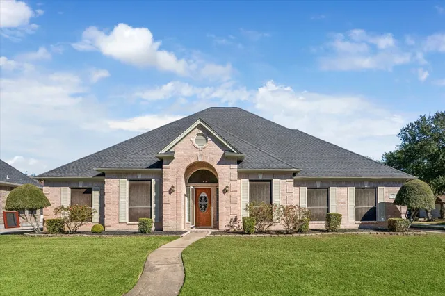 $397,000 | 1301 Silver Maple Lane, Pearland, TX 77581