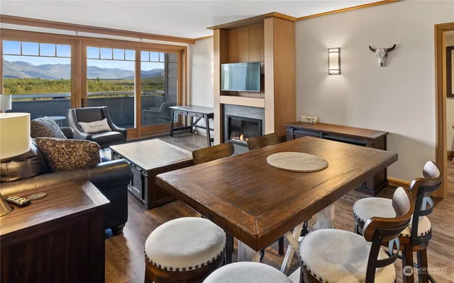 a table and chairs in a living room