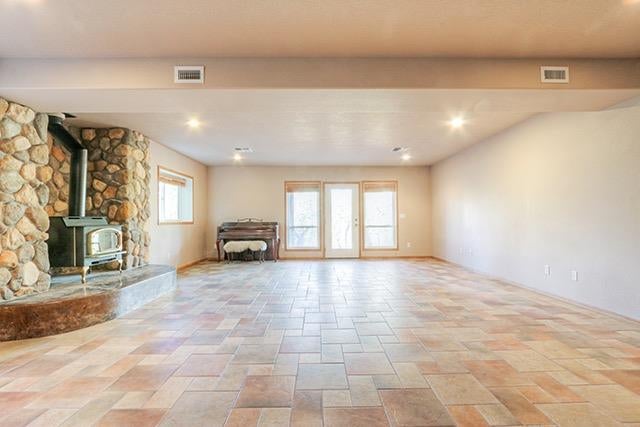 6643 Donaldson Road Grants Pass, OR 97526 - Photo 22 of 35 Family room to patio
