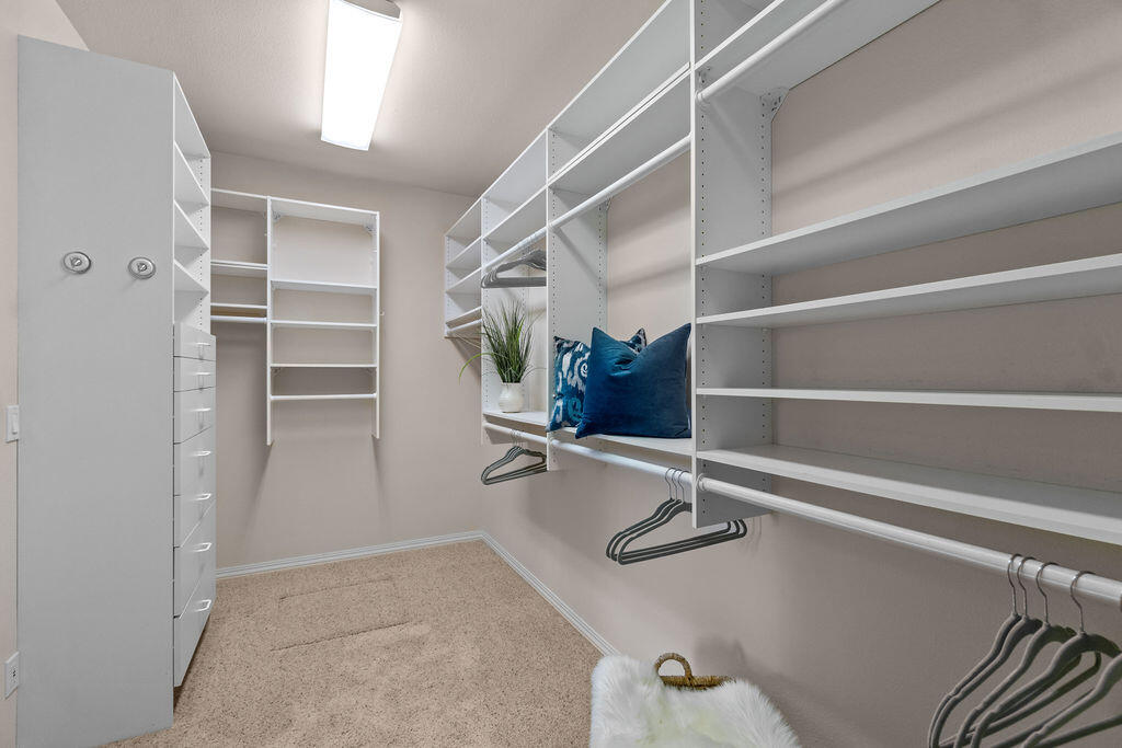 61957 Fall Creek Loop Bend, OR 97702 - Photo 19 of 42 Primary Closet