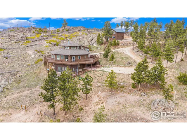 a black and white photo of a building