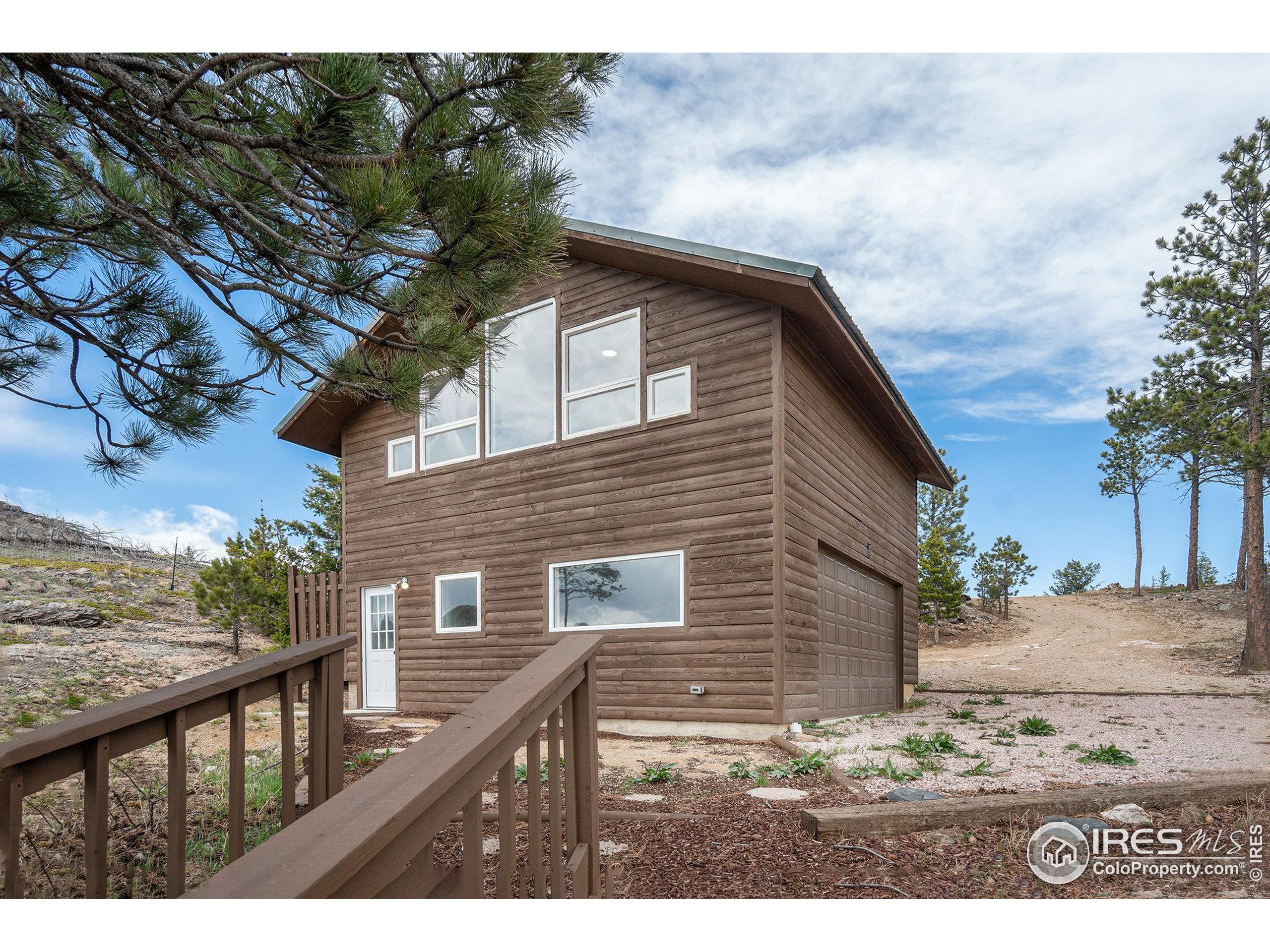 552 Blue Grouse Lane Bellvue, CO 80512 - Photo 28 of 39 a backyard of a house with table and chairs