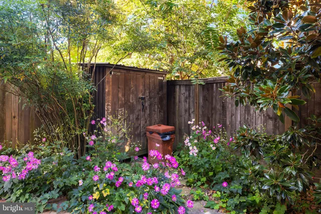 a view of a pathway along a building