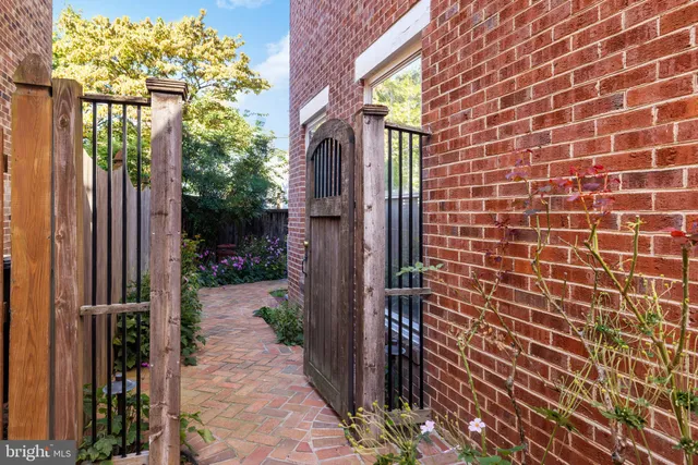 $1,049,000 | 211 South West Street, Alexandria, VA 22314