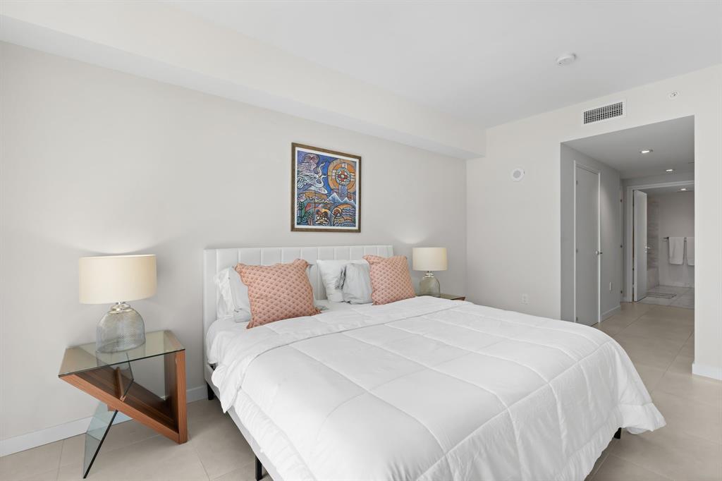 401 North Birch Road, Unit 1102 Fort Lauderdale, FL 33304 - Photo 17 of 31 a bedroom with a bed and a lamp