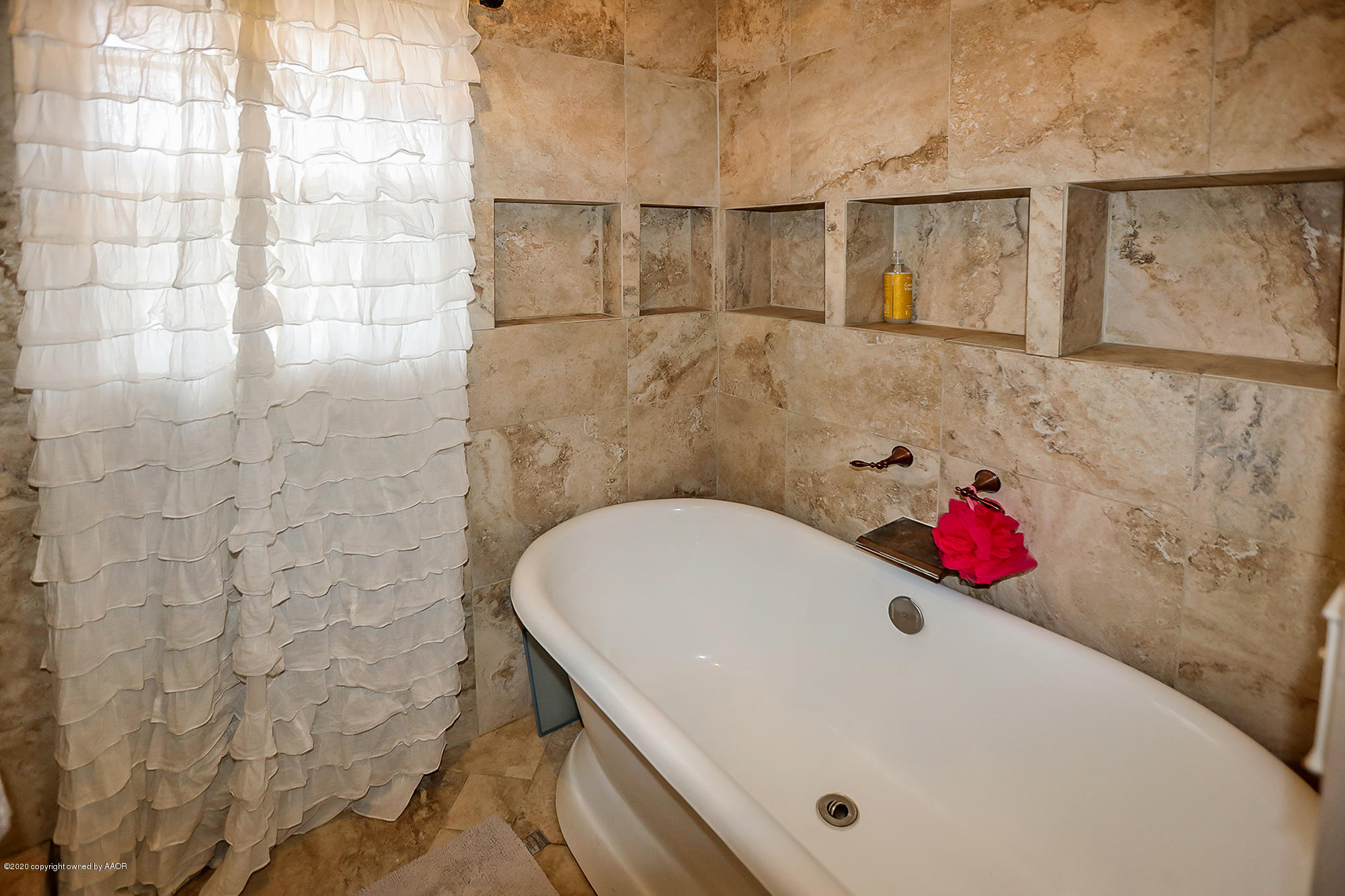 6203 Hanson Road Amarillo, TX 79106 - Photo 22 of 41 Master Bathtub