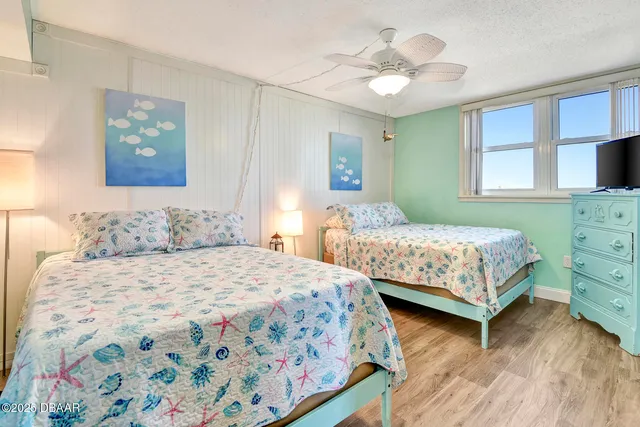a en suite bathroom with a sink and a mirror