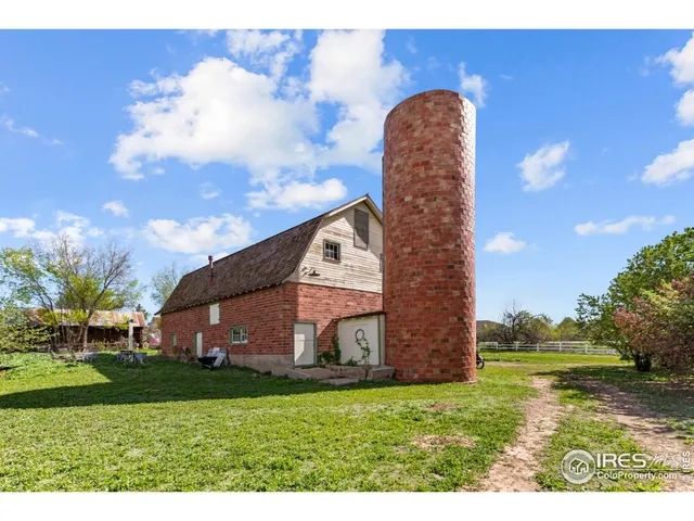 a view of a house with a backyard and plants