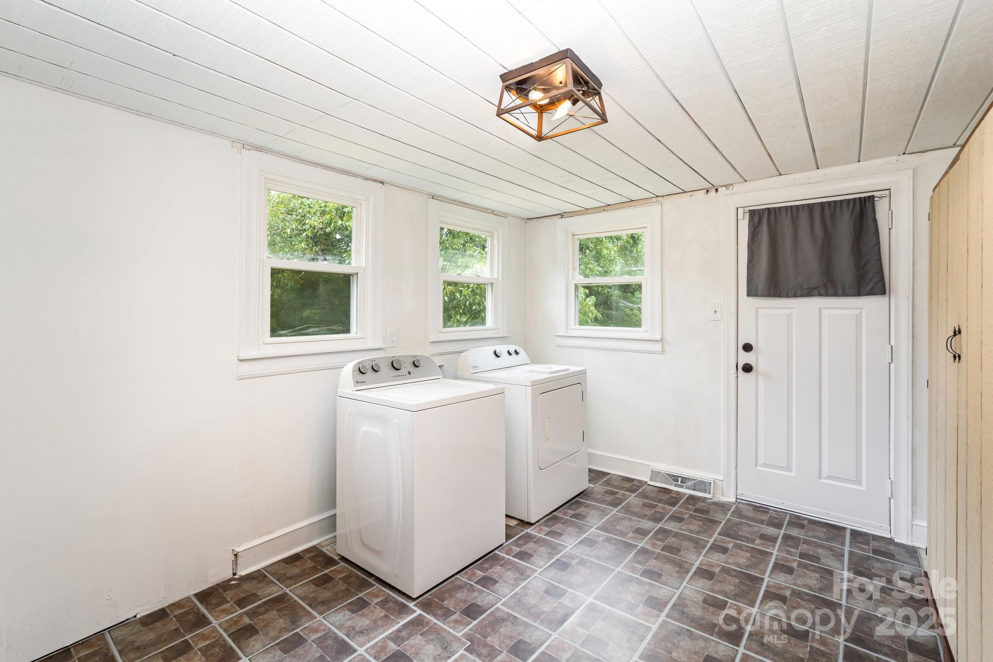 264 Mauney Farm Road Cherryville, NC 28021 - Photo 13 of 25 a room with a stove and a window