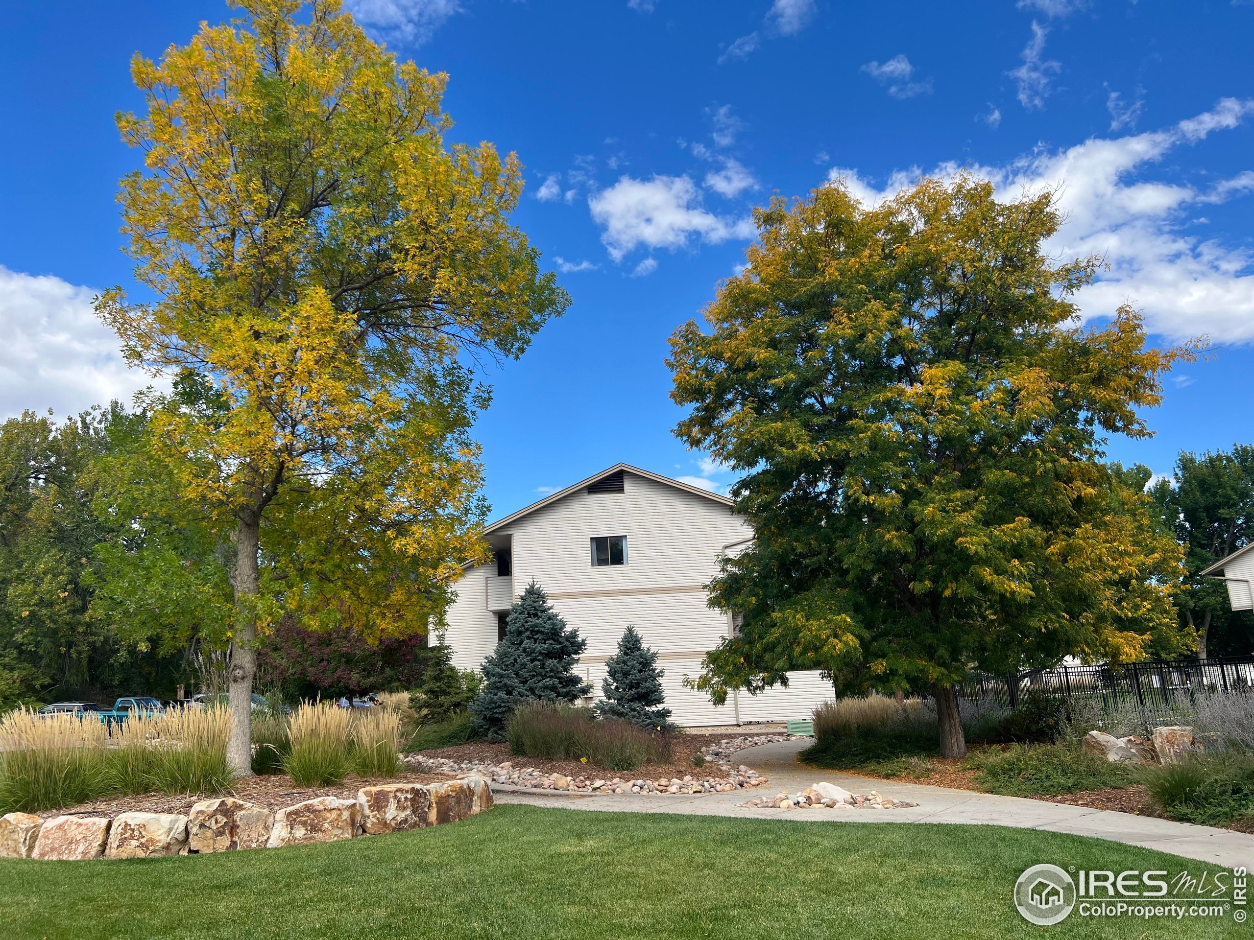 1705 Heatheridge Road, Unit M204 Fort Collins, CO 80526 - Photo 29 of 35 a front view of a house with garden