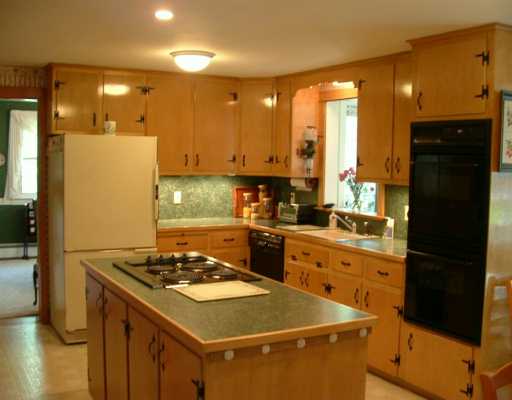 88 Ferry Road Bristol, RI 02809 - Photo 4 of 8 Kitchen.