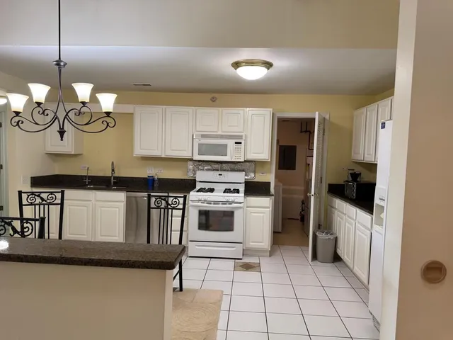 $2,300 | 2020 St Regis Drive, Unit 607, Lombard, IL 60148