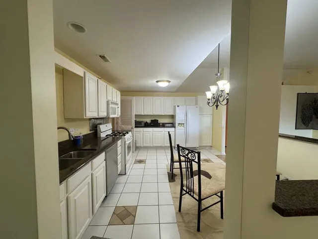 $2,300 | 2020 St Regis Drive, Unit 607, Lombard, IL 60148