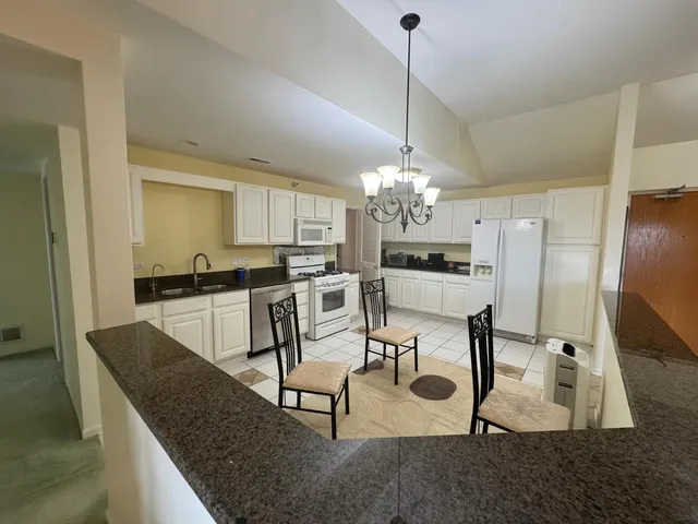 $2,300 | 2020 St Regis Drive, Unit 607, Lombard, IL 60148